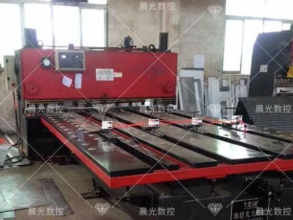 數(shù)控剪板前送料機(jī)有哪些優(yōu)勢？